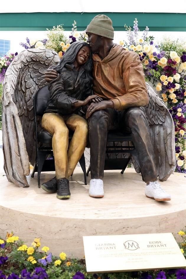 La estatua de Kobe y Gigi.