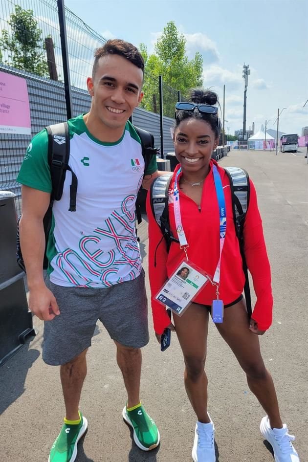 Un día después de ganar la medalla de Plata, el clavadista mexicano Juan Manuel Celaya tuvo otro premio en París: tomarse una foto con Simone Biles.