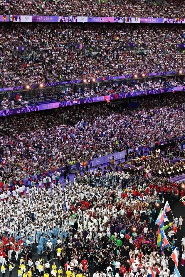 Los atletas de todas las naciones participantes ingresan al Stade de France, en la Ceremonia de Clausura de los Juegos Olímpicos París 2024.