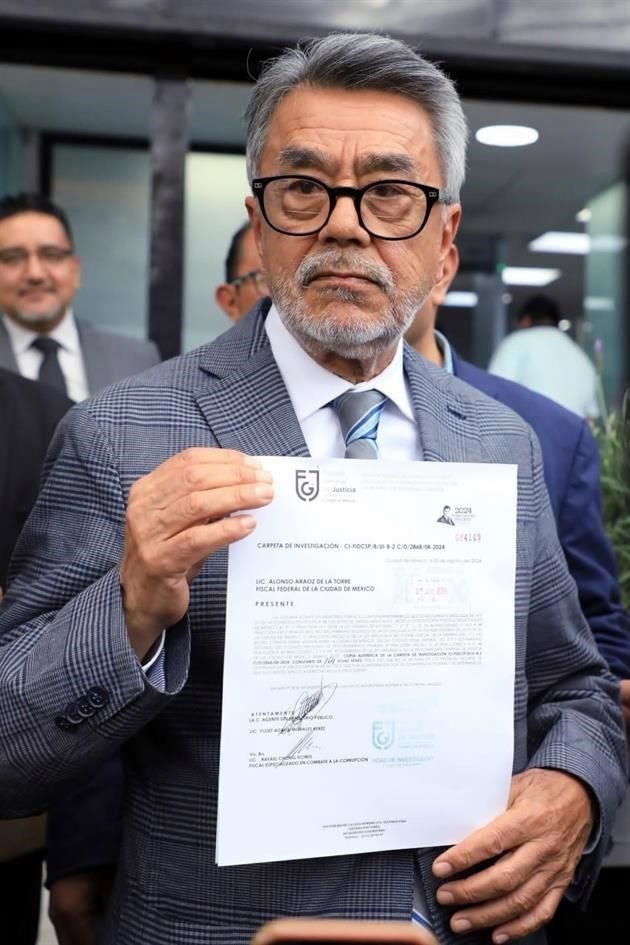 Rafael Chong Flores, titular de la Fiscalía Anticorrupción de la capital, acudió a presentar la denuncia.