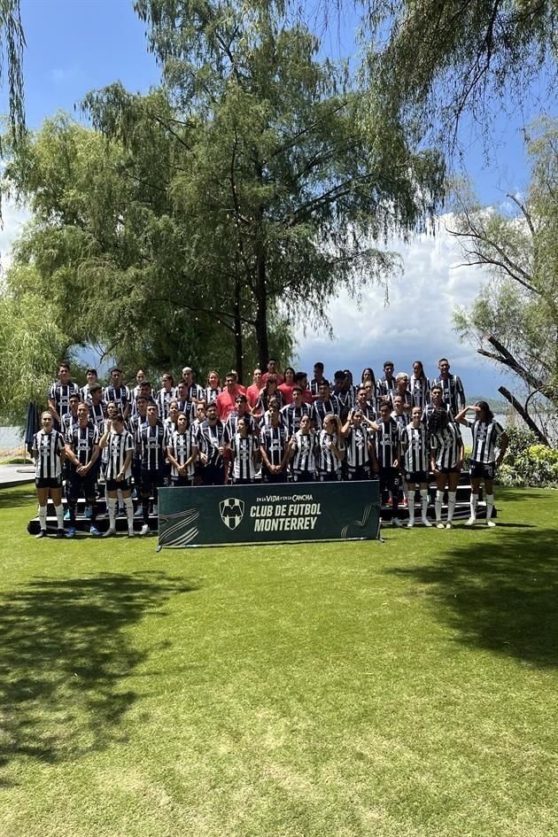 Con la Presa La Boca de fondo y con el Hotel Rincón de Santiago como marco, Rayados y Rayadas se tomaron la foto oficial del Apertura 2024, en medio de un gran ambiente.