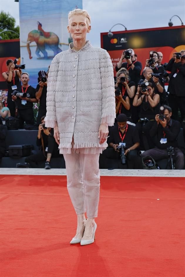 Con el estilo que la caracteriza, Tilda Swinton desfiló por la alfombra roja con un look de Chanel, proveniente de la colección primavera-verano 2024.