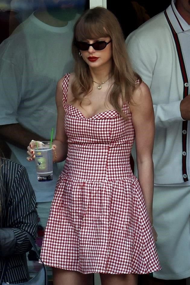 Como ya es costumbre, Taylor fue captada con varias 'cubitas' en la mano.