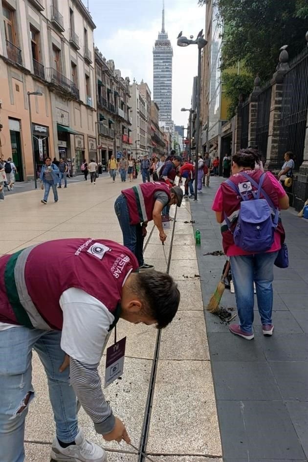 Infractores de Tránsito cubren su servicio comunitario en el Andador Madero, en el Centro Histórico.