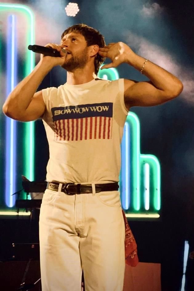 El cantante conectó de inmediato con el público.