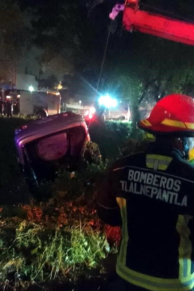 Debido a que en ese tramo no hay ninguna estructura a las orillas del afluente, el coche siguió de largo y terminó en las aguas residuales.