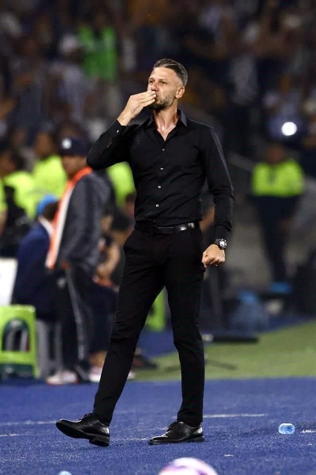 Martín Demichelis, técnico de Rayados, terminó lanzando besos a la tribuna.