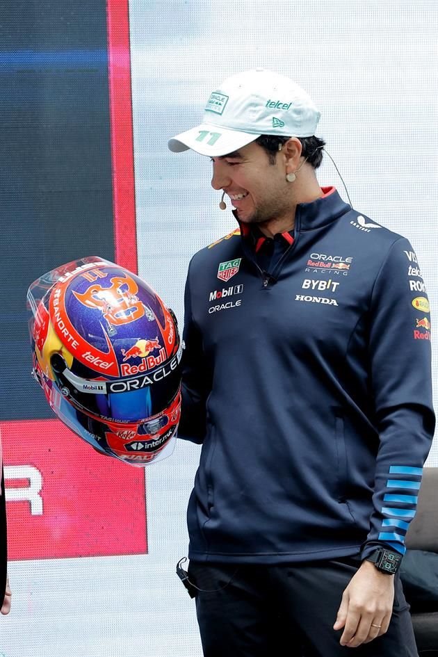 El casco de Checo para esta carrera al estilo de la lucha libre.