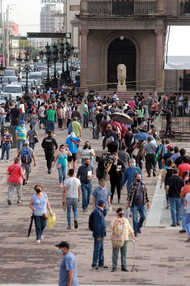Aplican segunda dosis de la vacuna AstraZeneca a personas de 50 a 59 años en Monterrey.