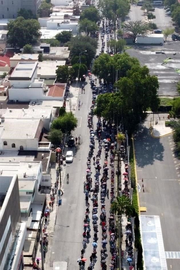 En la Facultad de Medicina de la UANL también se presentaron filas kilométricas.