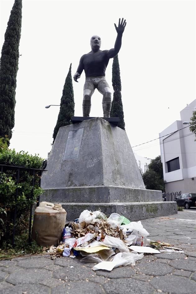 De acuerdo con vecinos, las jardineras ubicadas alrededor de la estatua acumulan desechos.