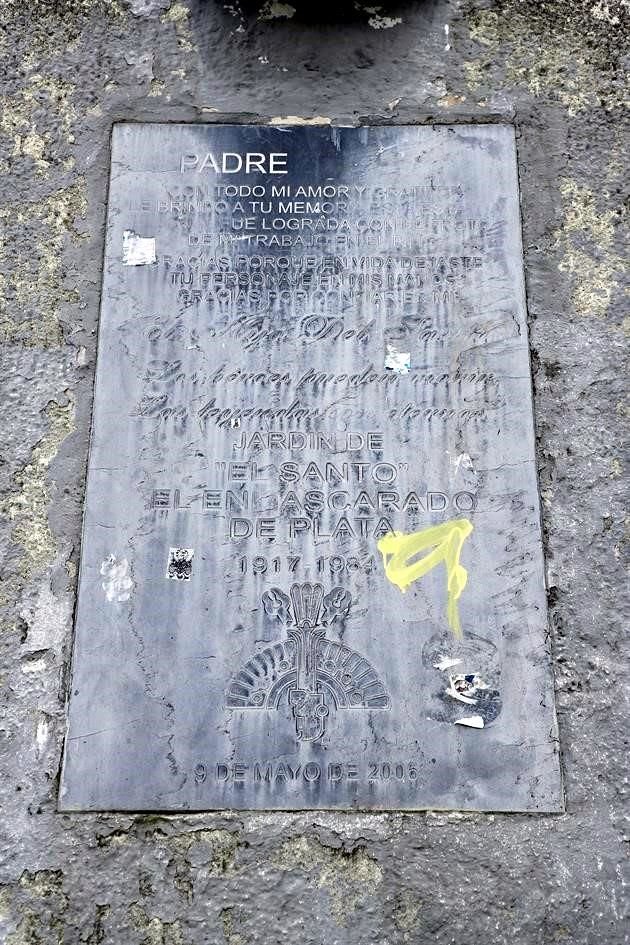 EL DESGASTE. La placa de la estatua fue robada y El Hijo del Santo colocó una cubierta de plástico