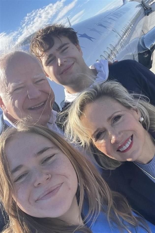 Al lado de su familia, el gobernador de Minnesota publicó una selfie al lado de su esposa, Glen Walz, sus hijos Hope y Gus Glanz.