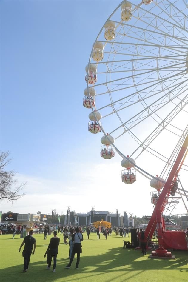 Una gran rueda de la fortuna fue una de las atracciones principales y alternas a los shows musicales.