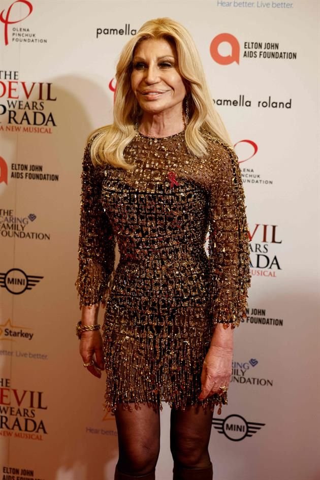 La diseñadora italiana Donatella Versace llegó para acompañar a su amigo Elton John.