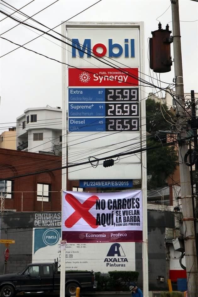 Personal de la Profeco colocó la manta el jueves en la gasolinera ubicada en el sector San Jerónimo.