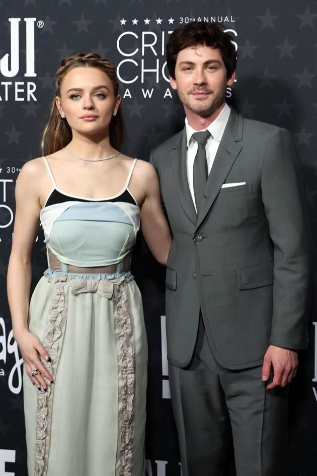 Joey King y Logan Lerman posaron juntos a su paso en la red carpet.