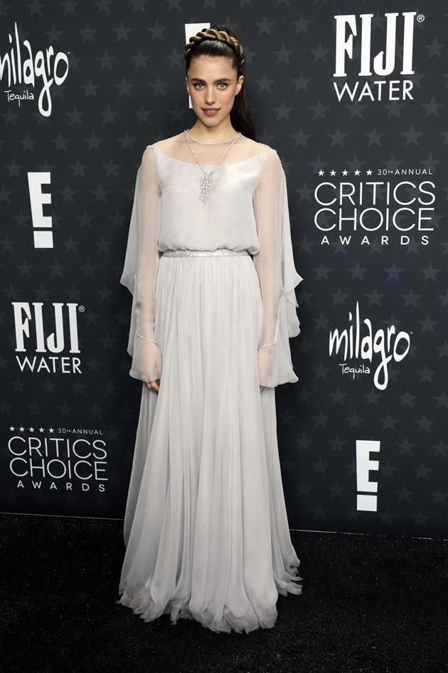 Margaret Qualley vistió un vaporoso vestido en tono claro.