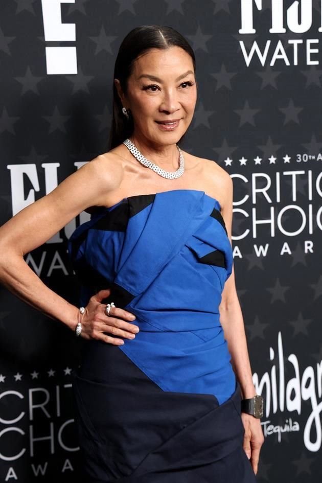 Michelle Yeoh se lució con un vestido envolvente en negro y color zafiro.