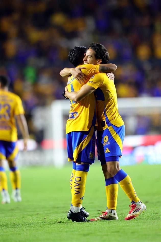 Diego Lainez festeja con Jesús Garza su gol ante La Máquina.
