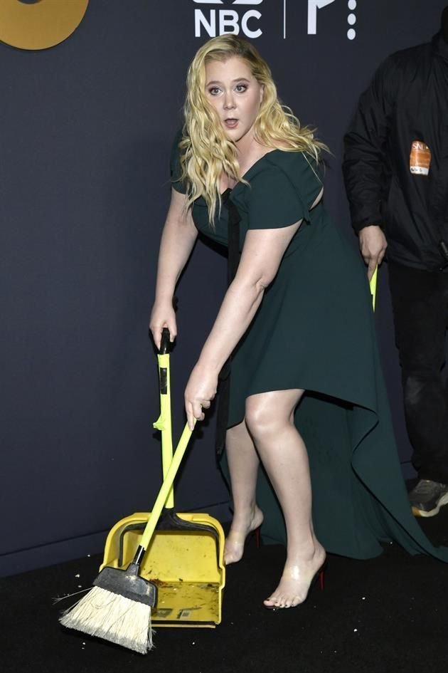 Amy Schumer no dejó la comedia atrás, pues decidió posar mientras limpiaba los rastros del vestido de Emma Stone.