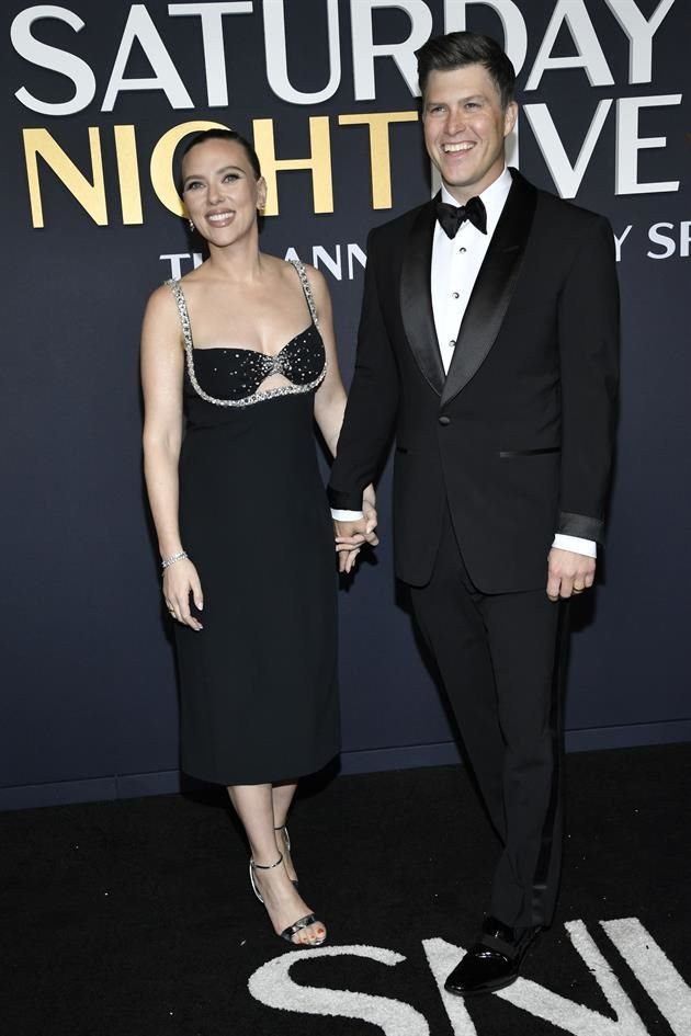 Una parejita más... Scarlett Johansson y Colin Jost lucieron elegantes atuendos para la ocasión.