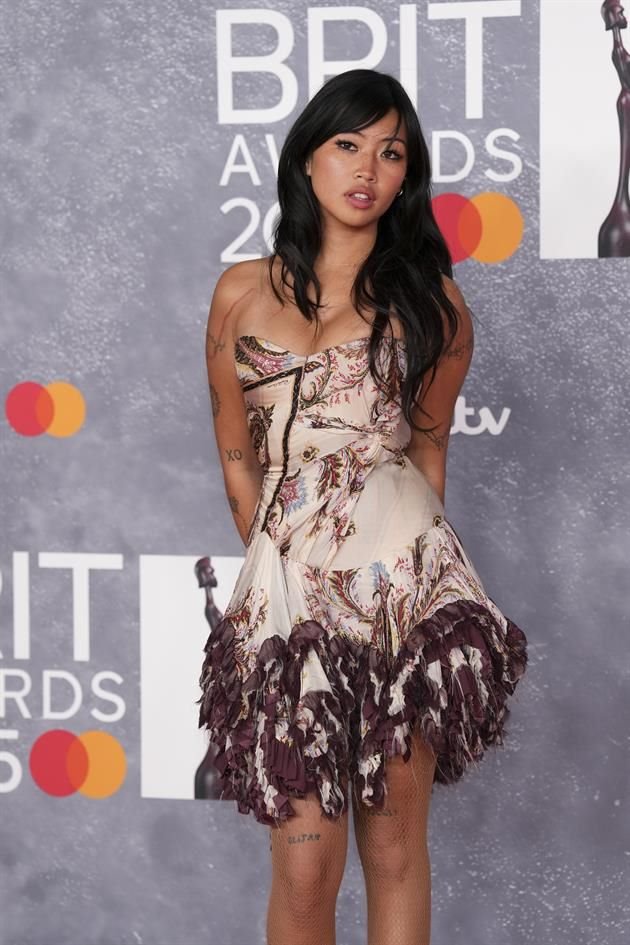 La cantante Beabadoobee también se presentó en la alfombra roja de los BRIT Awards con un vestido corto de estampados florales en tonos semi-fríos.