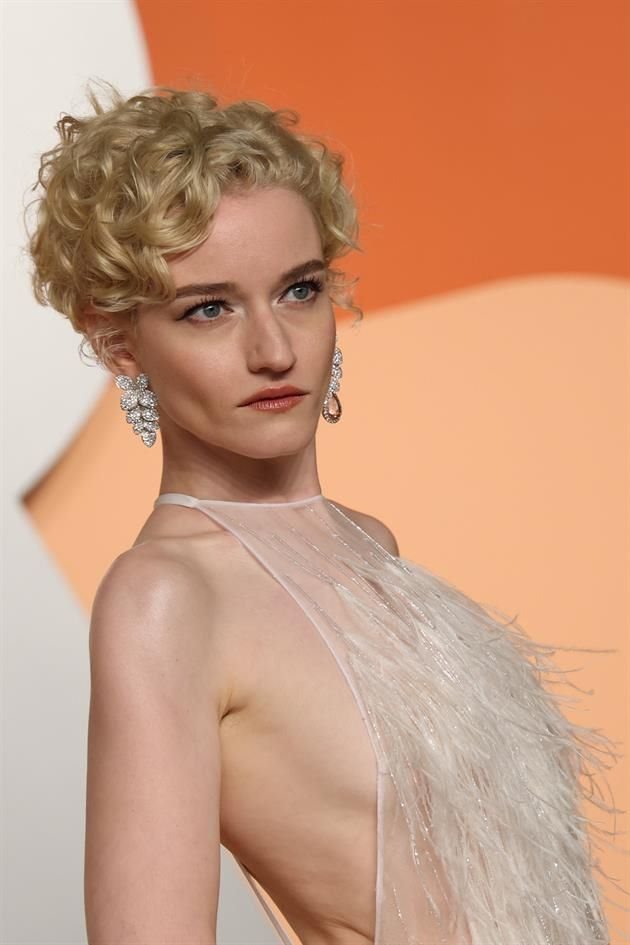 Julia Garner dio cátedra de elegancia.