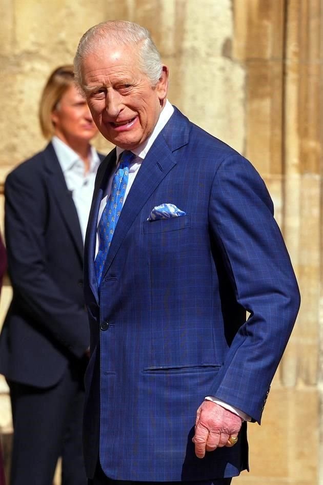 El Rey Carlos III de Gran Bretaña llega para asistir al servicio de maitines de Pascua en la Capilla de San Jorge en el Castillo de Windsor.