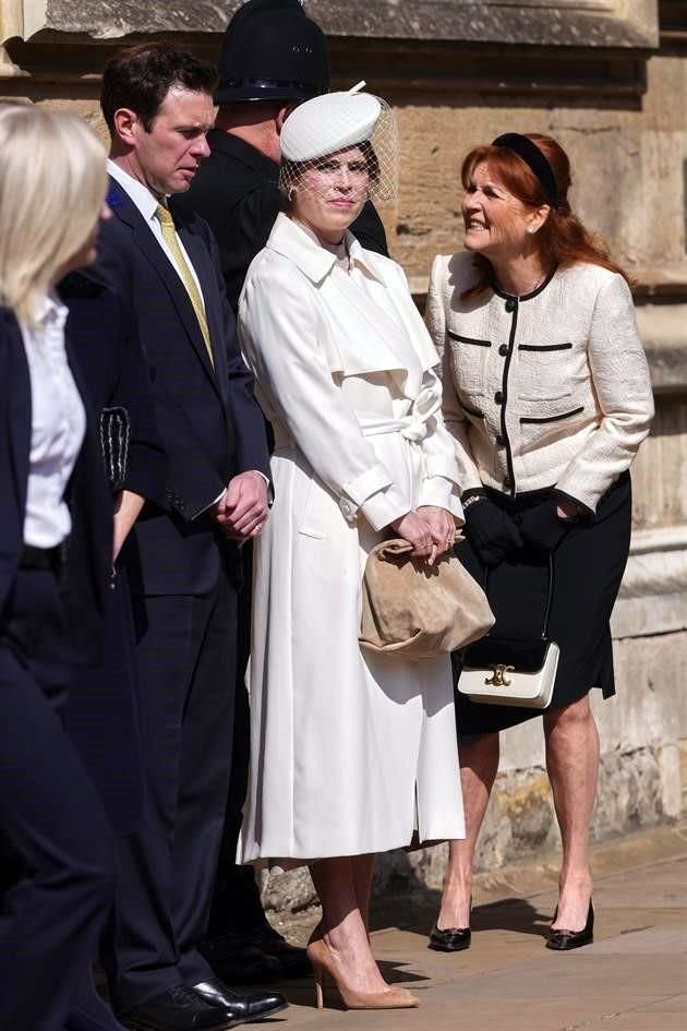 La Princesa Eugenia, en el centro, con su madre Sarah Ferguson, a la derecha, llegan al servicio de Pascua en la Capilla de San Jorge, en el Castillo de Windsor, Inglaterra.