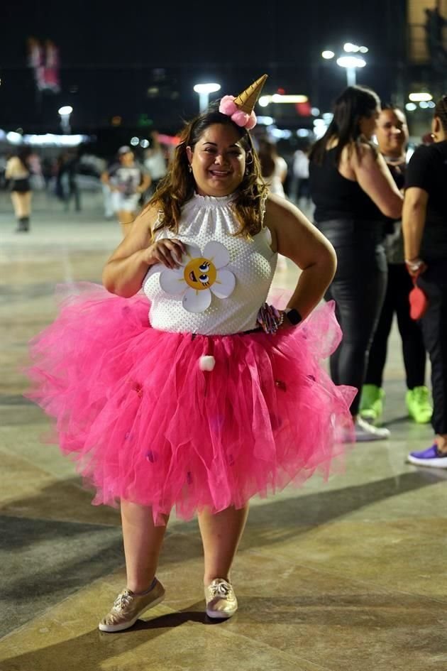 Una fan luce un colorido atuendo para el concierto.