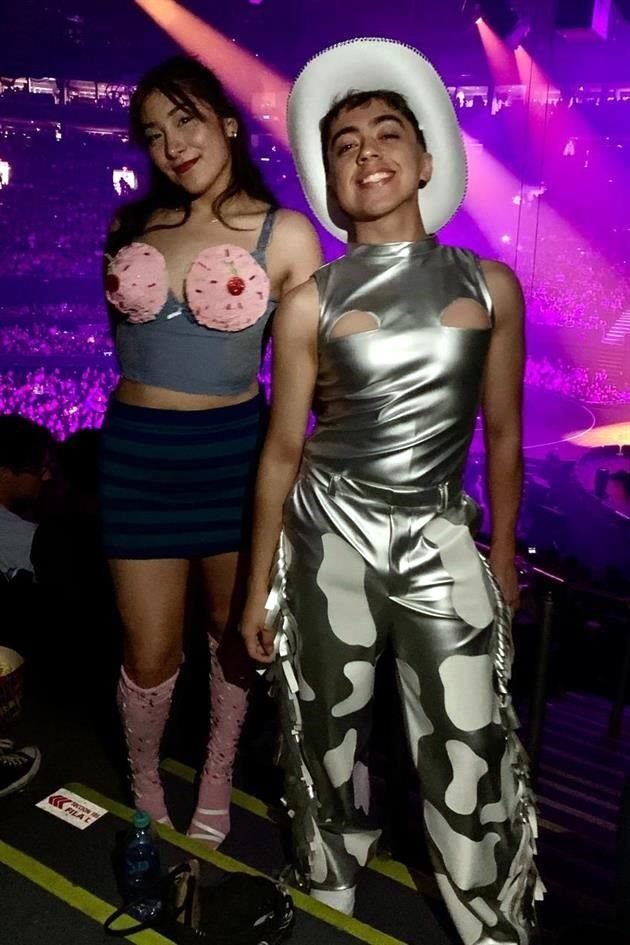 Fans con atuendos inspirados en Perry.