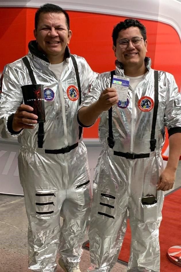 Seguidores recuerdan el reciente viaje de la cantante al espacio.