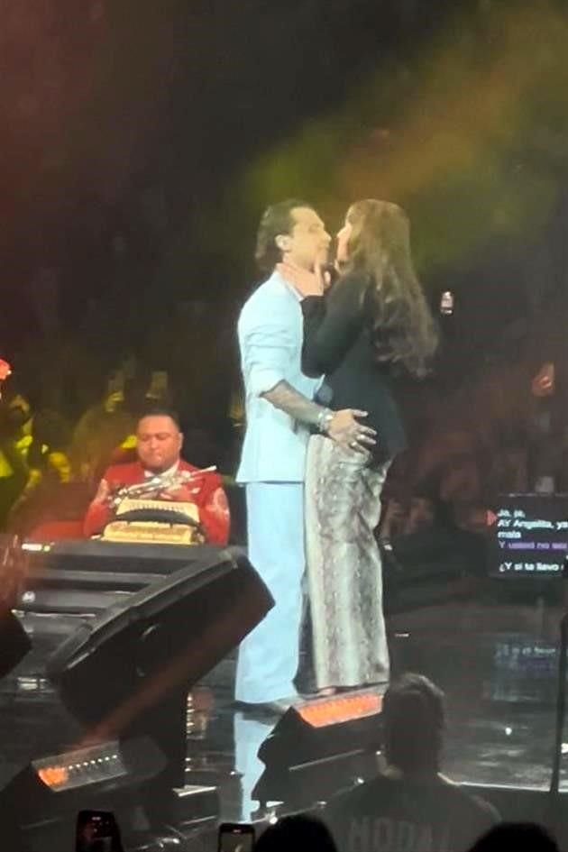 Ángela Aguilar y Nodal derrocharon amor durante su show.