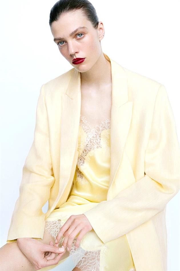 Amarillo vainilla, el tono suave y glamoroso que ilumina tu estilo esta primavera 2025, perfecto para cualquier ocasión y combinación.