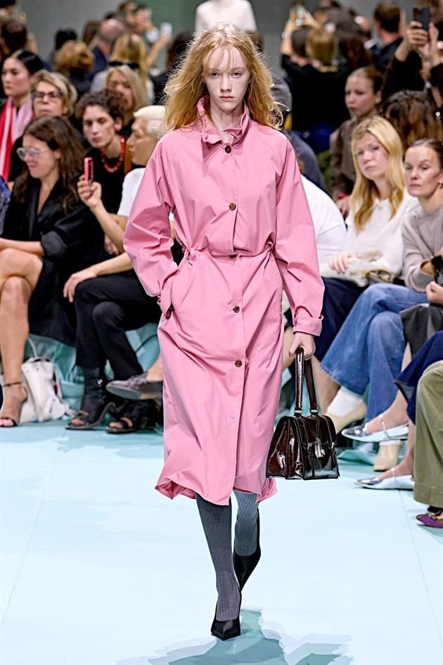 Gabardinas renovadas para la lluvia: cortes modernos, colores vibrantes y materiales resistentes para brillar en cada chaparrón.