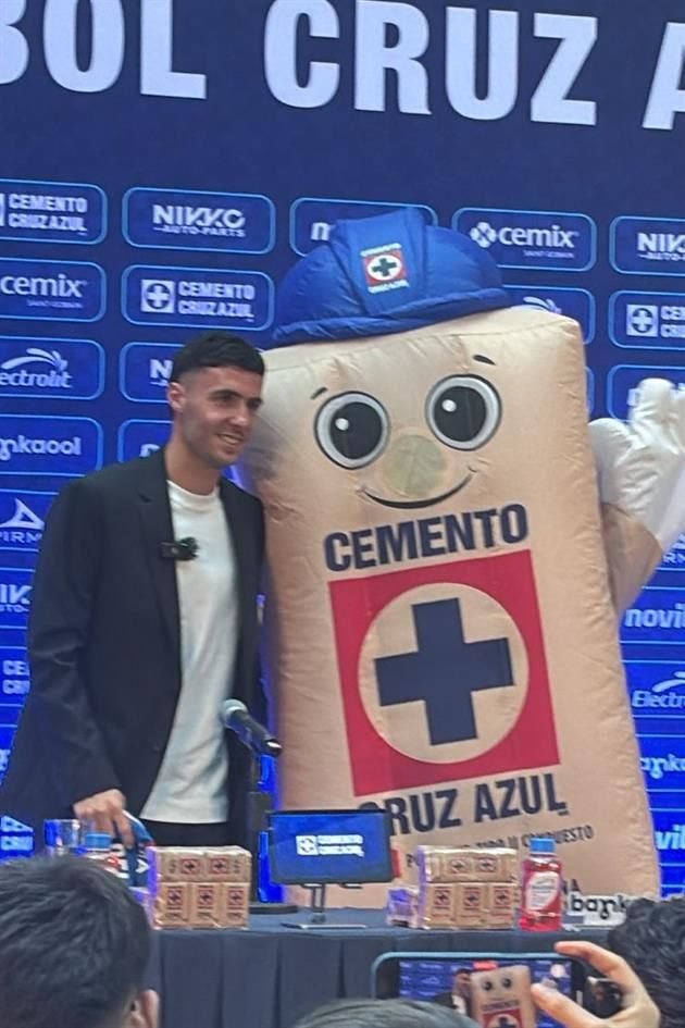 Paradela ya posó junto a Costalito, la mascota de Cruz Azul.