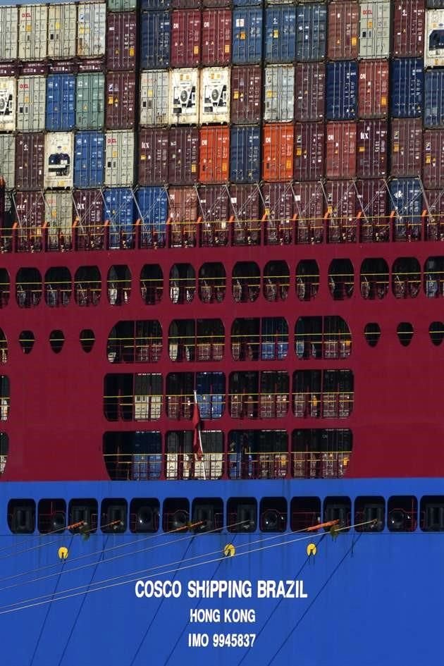 Un barco portacontenedores en el puerto de Santos, Brasil.