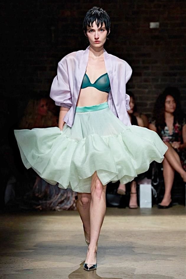 La apuesta también incluye faldas midi, bodies, tops estructurados, suéteres envolventes y peplums; además de las clásicas 'ballerinas'.