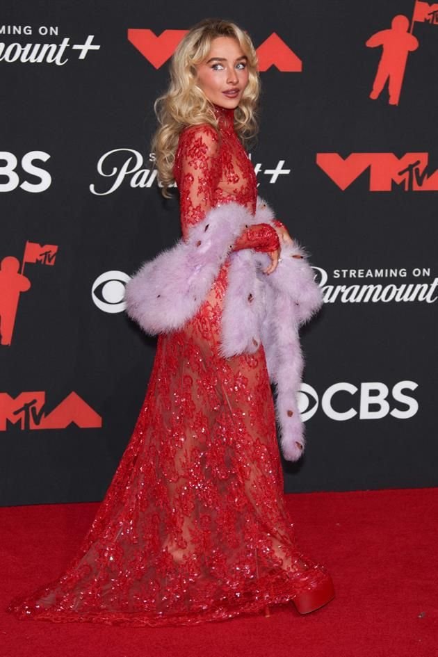 Sabrina Carpenter deslumbró con un vestido rojo largo.