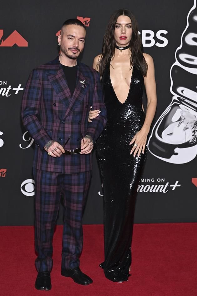 J Balvin y Valentina Ferrer posaron en la alfombra roja.