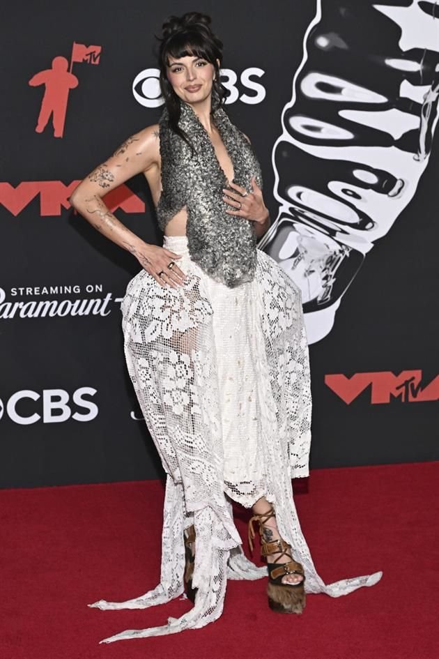 Rebecca Black apareció con un vestido tipo victoriano.