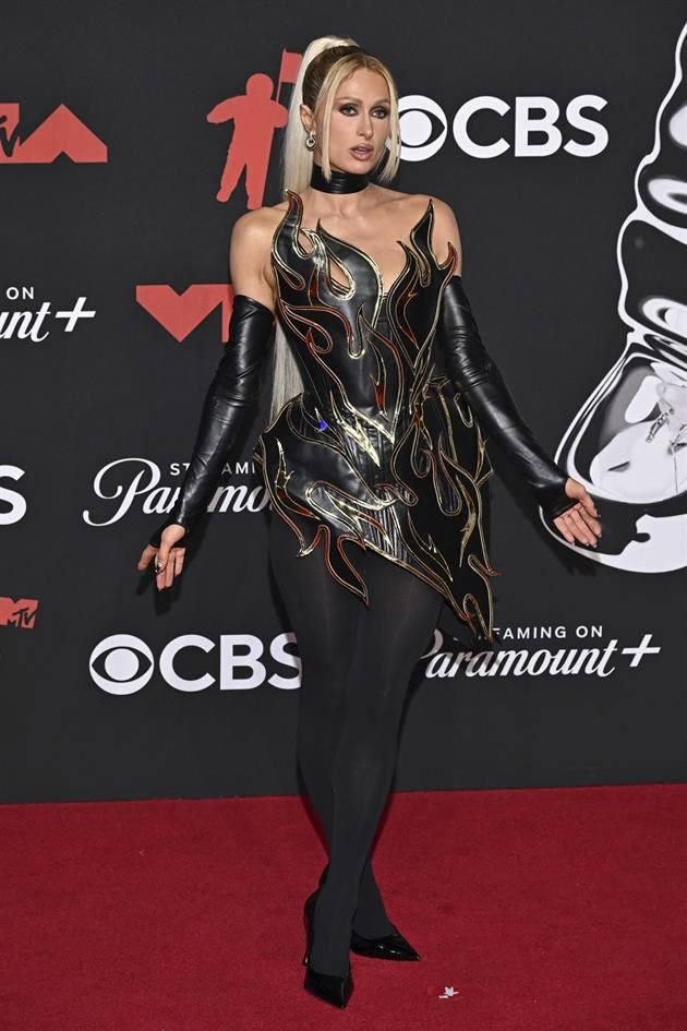 Paris Hilton llevó un diseño de llamas metalizadas en cuero de The Blonds NY.