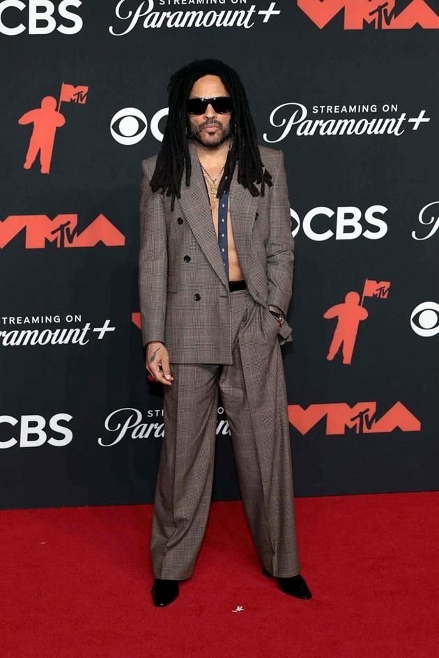 Lenny Kravitz posó con un traje abierto.