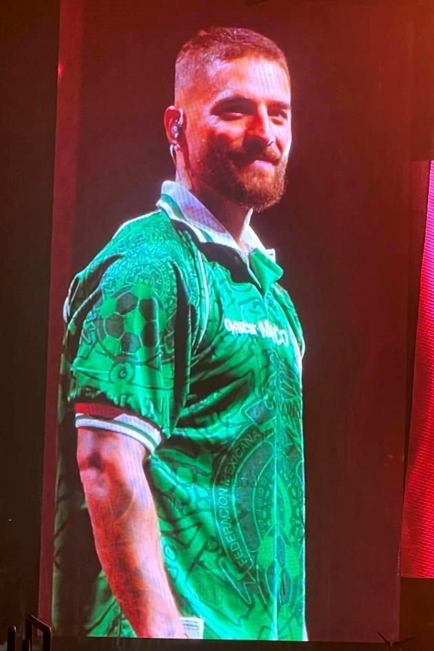 El cantante se despidió con la playera se la Selección Mexicana.