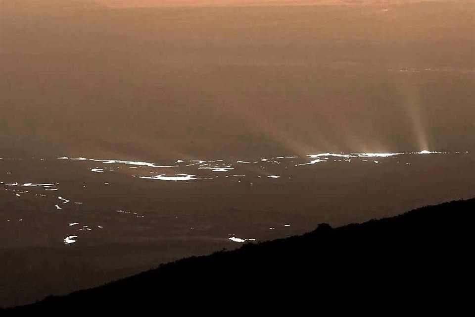 Hacia 2007, donde debería estar el canal del río sólo había pasto seco y oscuro. Ahora, el Garabatal vuelve a brillar mostrando como poco a poco lleva el agua hacia el valle de Cuatro Ciénegas.