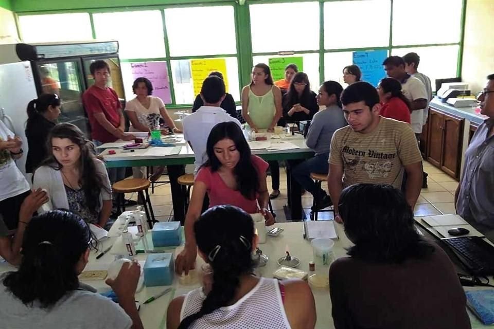 En el Laboratorio de Biología Molecular, instalado en el CBTa, los jóvenes realizan estudios del ADN de cada una de las bacterias que viven en las pozas.