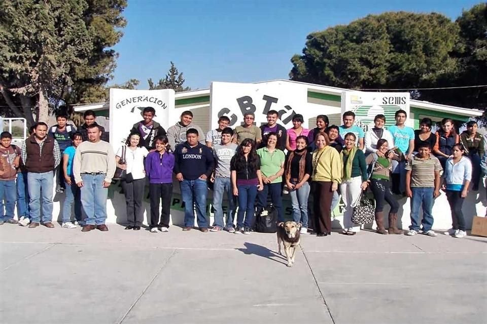 Desde hace algunos años, los jóvenes del Centro de Bachillerato Tecnológico Agropecuario apoyan a los investigadores de la UNAM a rescatar las pozas de Cuatro Ciénegas.