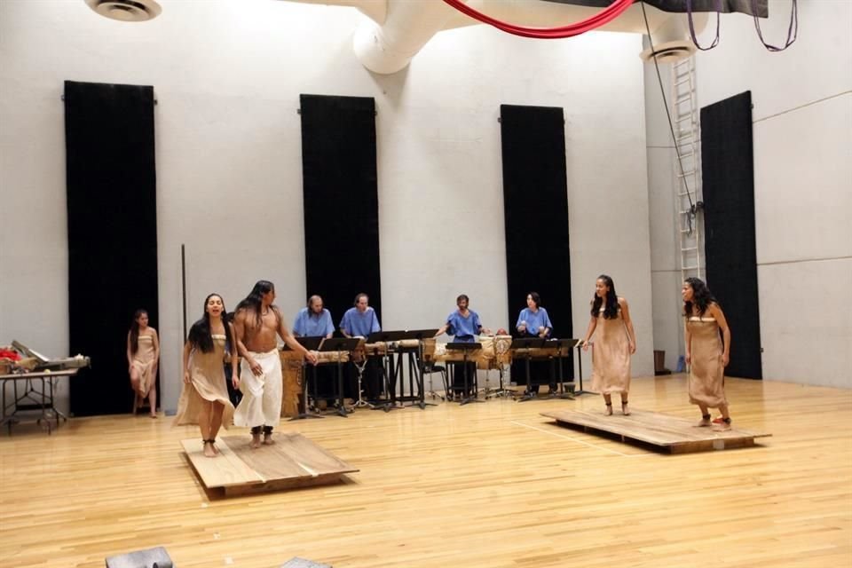 Al tiempo que cantan, bailan sobre una tarima, imitando el baile de artesa o de tabla, que es demandante tanto física como vocalmente para los participantes, y que además es otro instrumento musical. 