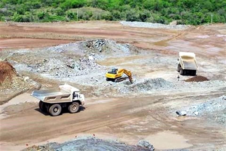 Un camión que transportaba barras de una aleación de oro y plata de unidad de Fresnillo fue robado por comando armando, denunció la empresa.